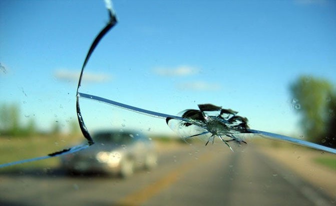 Should You Replace or Fix a Cracked or Chipped Windscreen? Car Business on the Job